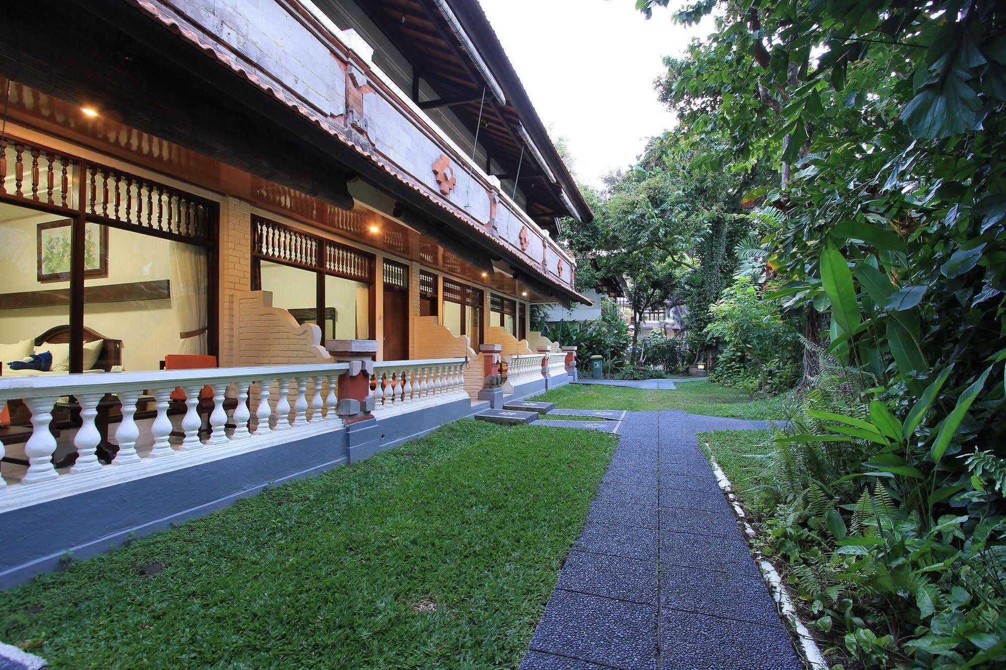 The Taman Ayu Hotel Seminyak Exterior foto